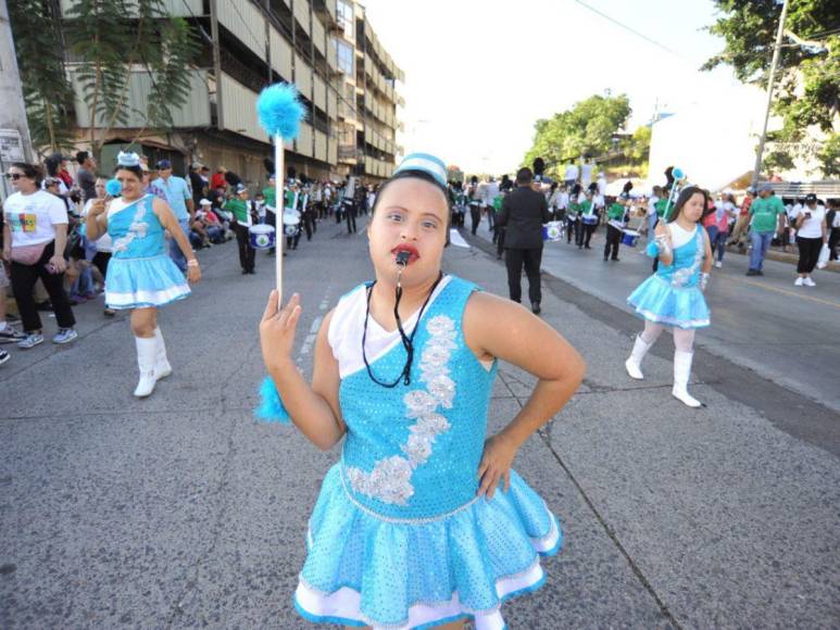 No se vio en TV: el regreso de Erlin Carranza, la chica de los lentes, coloridos disfraces y el zafarrancho