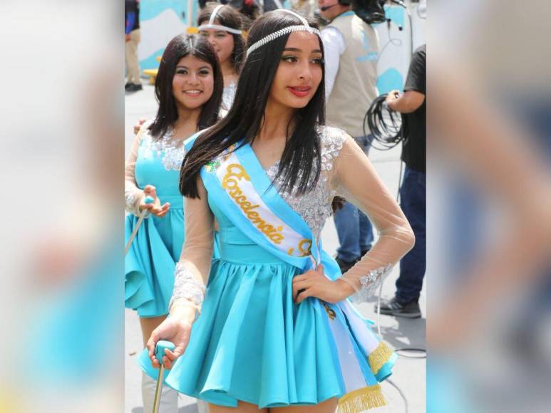 Con traje azul turquesa, Isis Varela brilla entre las palillonas del Instituto Desarrollo Sostenible