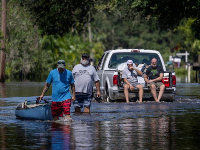 El huracán Ian deja miedo, inundaciones y árboles caídos en el suroeste de Florida