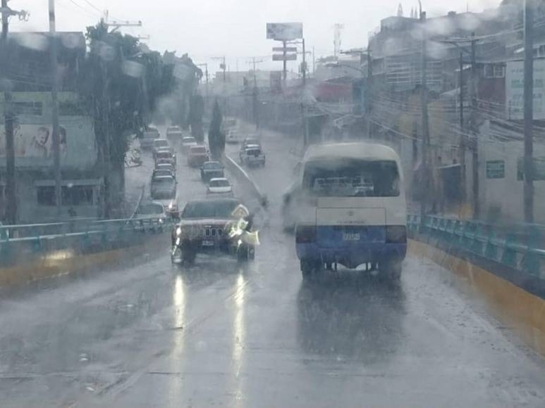 Fuertes lluvias provocan inundaciones en las calles de la capital