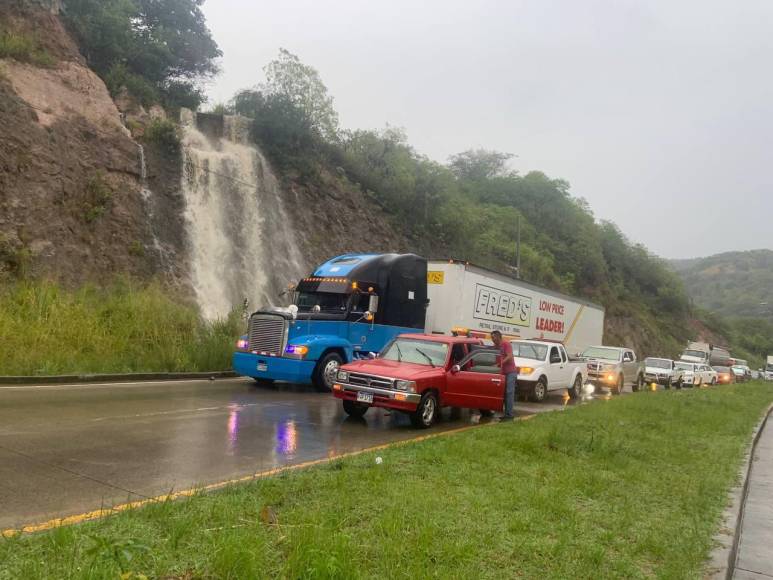 Calles inundadas y tráfico vehicular tras fuerte lluvia en Tegucigalpa