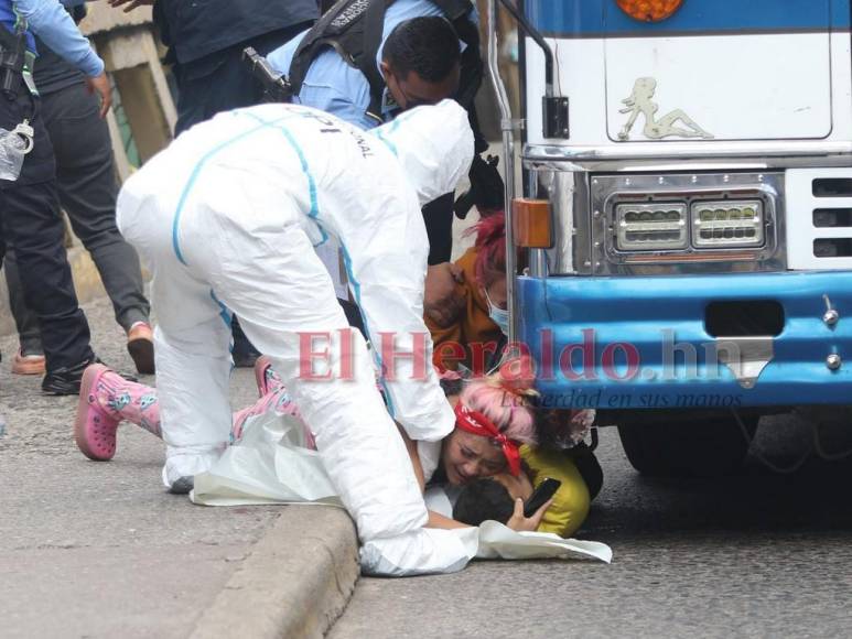 Desgarradoras imágenes que dejó la muerte de un joven tras pleito por un espejo retrovisor