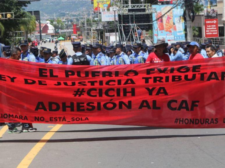 Manifestantes comienzan a congregarse en el bulevar Juan Pablo II listos para marchar hacia el CN