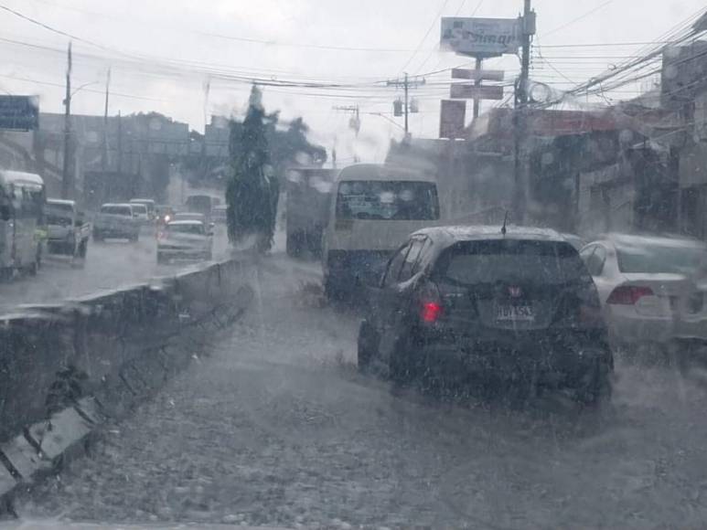 Fuertes lluvias provocan inundaciones en las calles de la capital