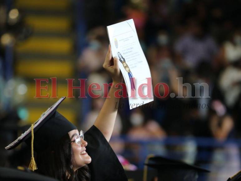 Más de 2,000 nuevos profesionales se gradúan de la UNAH