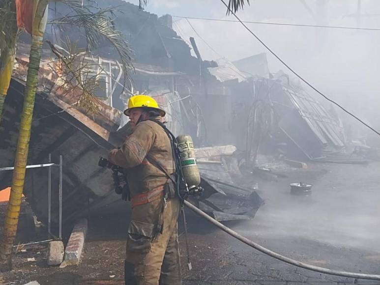 Una llantera, licorera y tienda ropa: negocios afectados por incendio en La Pradera