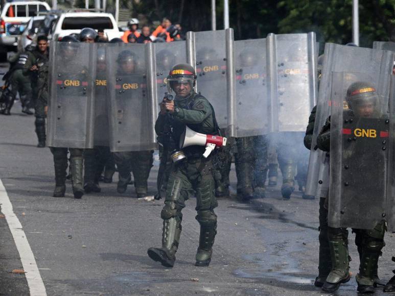 Policía venezolana reprime a manifestantes que protestan por supuesto fraude