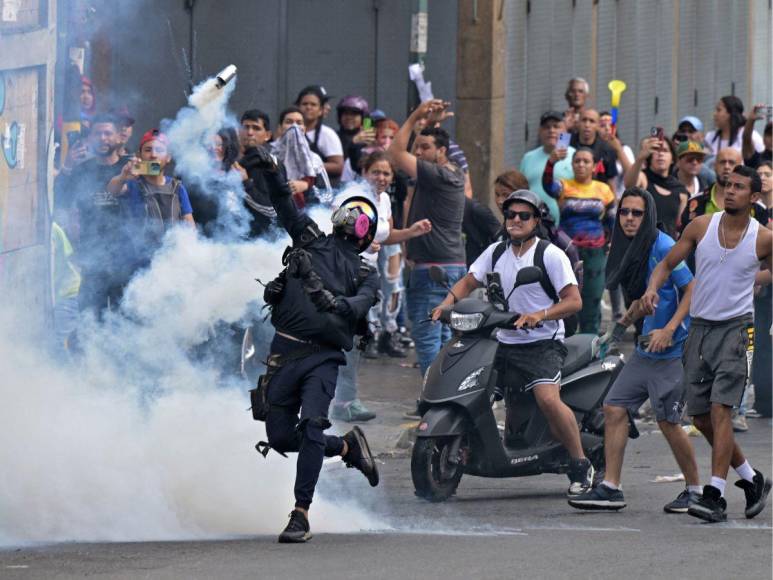 Policía venezolana reprime a manifestantes que protestan por supuesto fraude