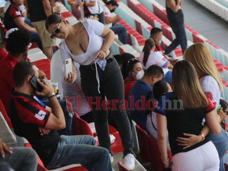 Ambientazo y pasión merengue: Así se vive el Olimpia vs Real España en las gradas del Nacional