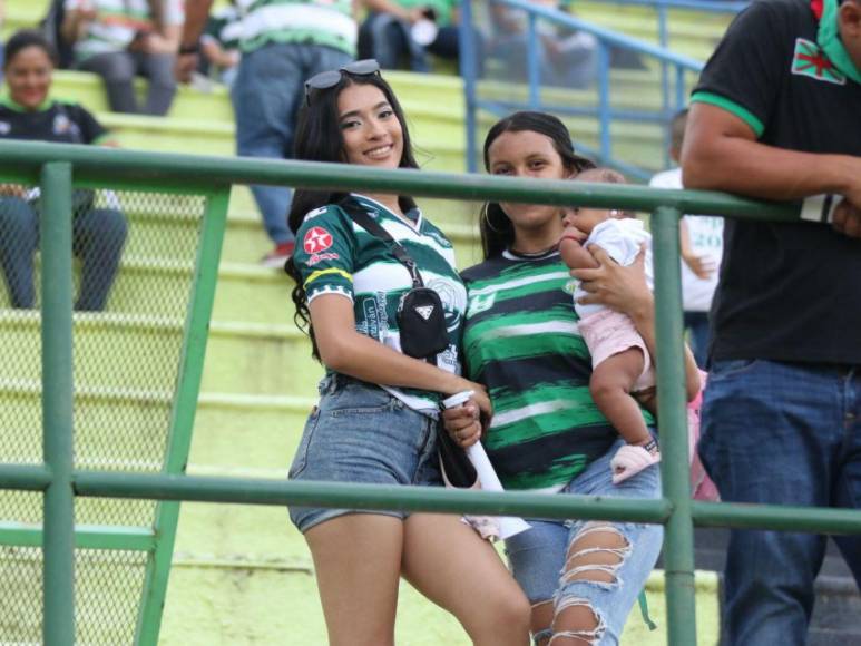 Bajo la lluvia, llegan las personas para ver la final entre el Juticalpa FC y el Lone FC