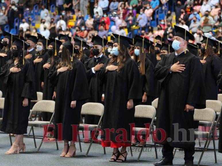 Más de 2,000 nuevos profesionales se gradúan de la UNAH