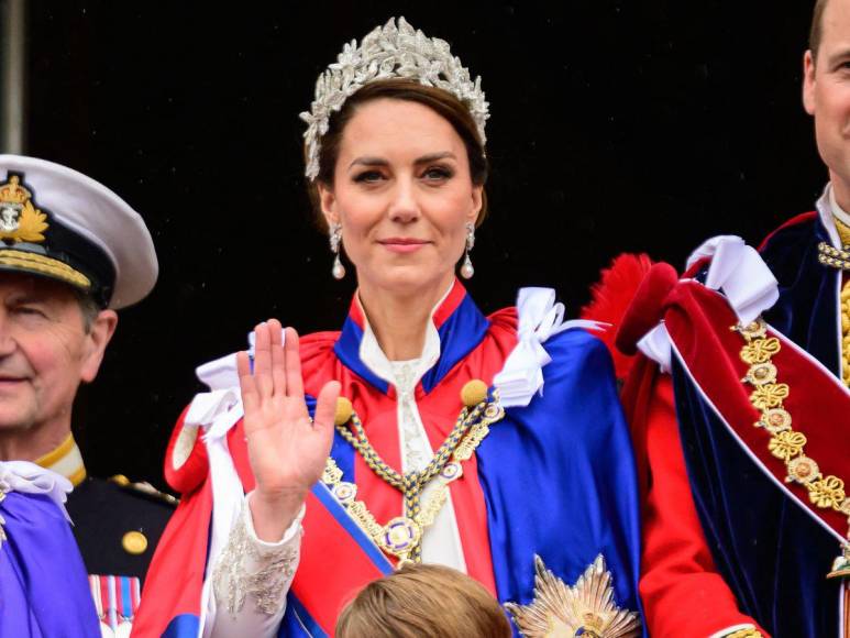 Bordado con hilos de plata y con aritos de la princesa Diana: así lució Kate Middleton en la coronación de Carlos III