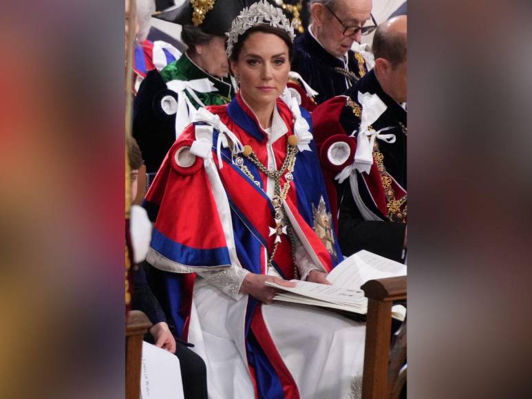 Bordado con hilos de plata y con aritos de la princesa Diana: así lució Kate Middleton en la coronación de Carlos III