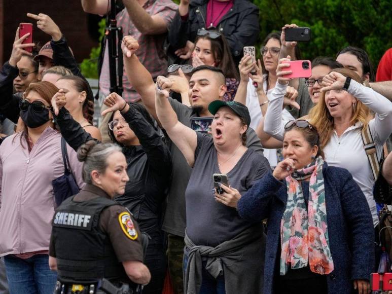 Con rótulos, disfraces y bajo la lluvia: así apoyan los fanáticos a Johnny Depp