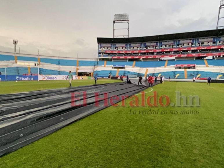 Fuerte lluvia y pocos aficionados: así luce el estadio Olímpico previo al Honduras vs Curazao