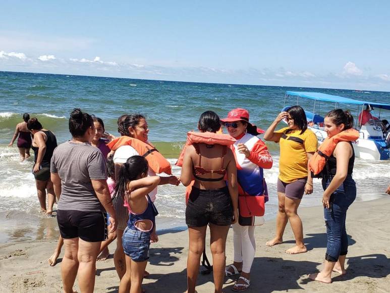 Sol y arena: así despiden hondureños el Feriado Morazánico en playas de Tela