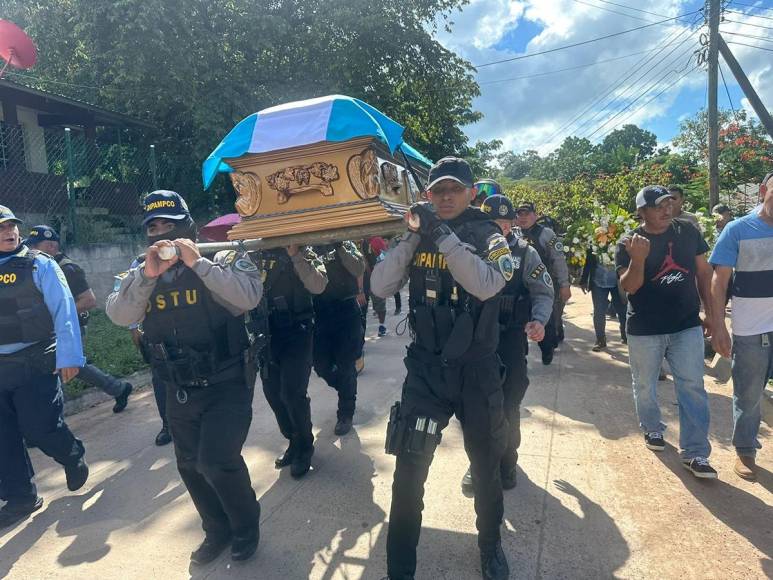 Soñaba con su título universitario: Dan último adiós a policía