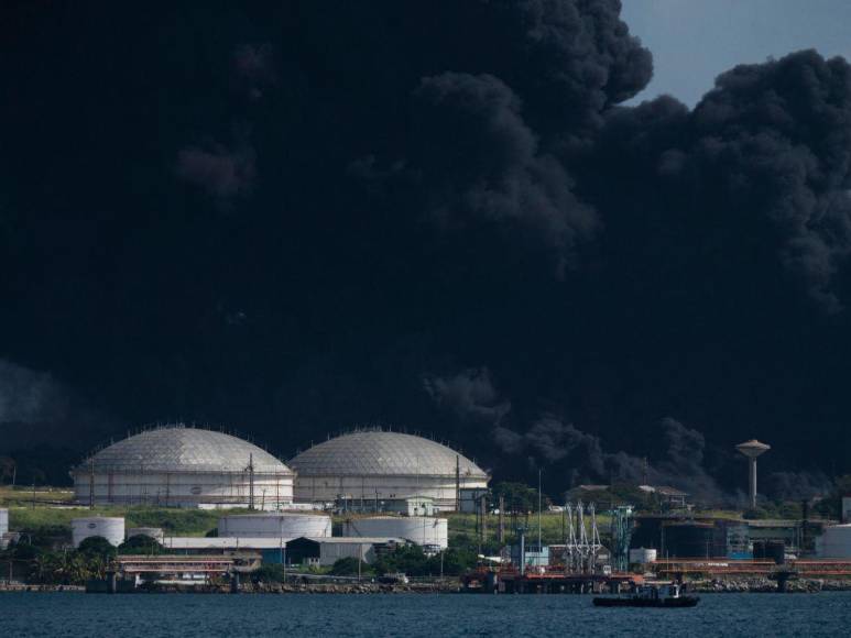 Las impactantes imágenes del pavoroso incendio tras el impacto de un rayo en Cuba