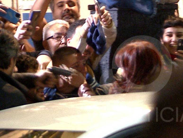 Un arma cargada, conmoción y un detenido: lo que se sabe sobre el atentado a Cristina Kirchner