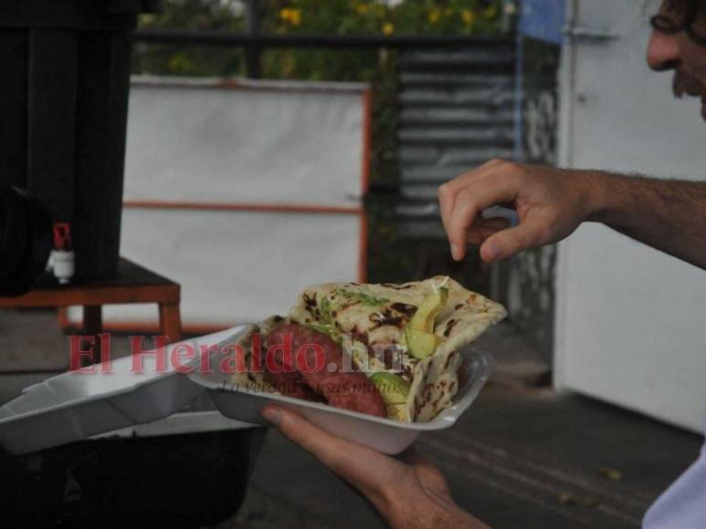 En imágenes: así saborea Luisito Comunica las baleadas en la capital