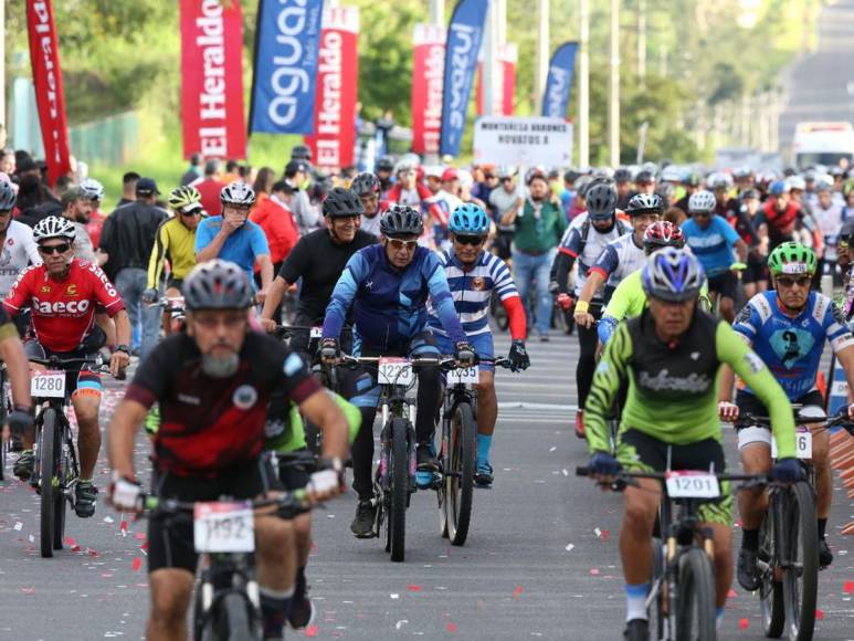 Jackelin Rock, la admirable abuelita de la Vuelta Ciclística