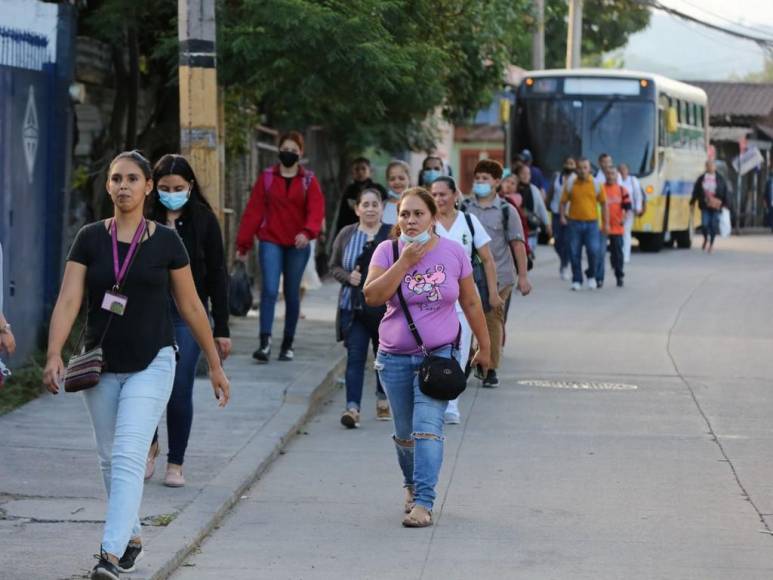 Cientos de capitalinos caminaron dos horas por toma en salida al sur de la capital