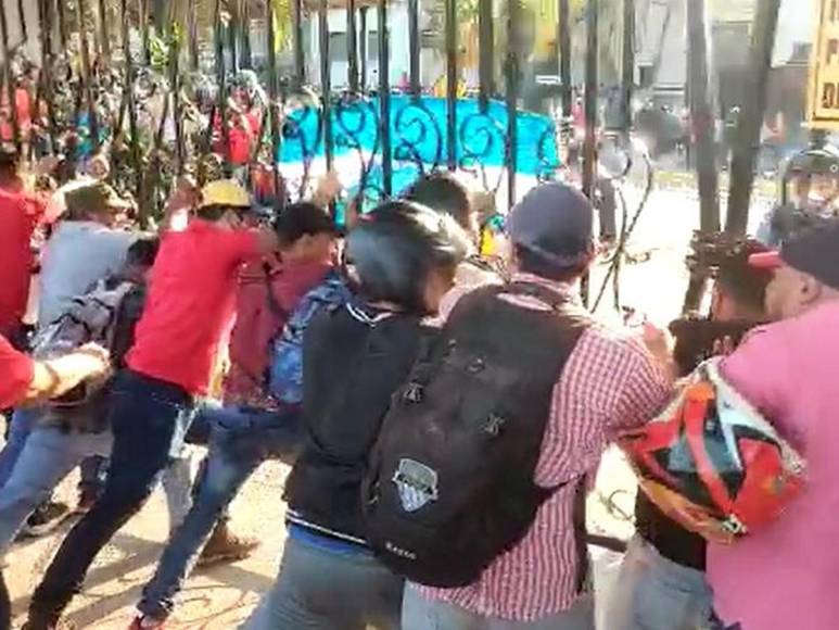 Botellazos, insultos y empujones en confrontación de colectivos de Libre y policías en Infop