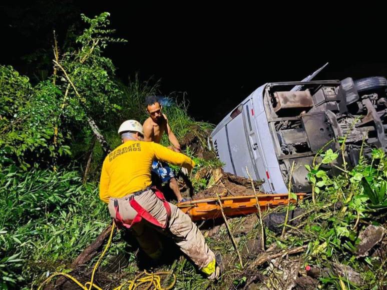 Las imágenes del accidente de un bus lleno de migrantes en Copán; hay 4 muertos