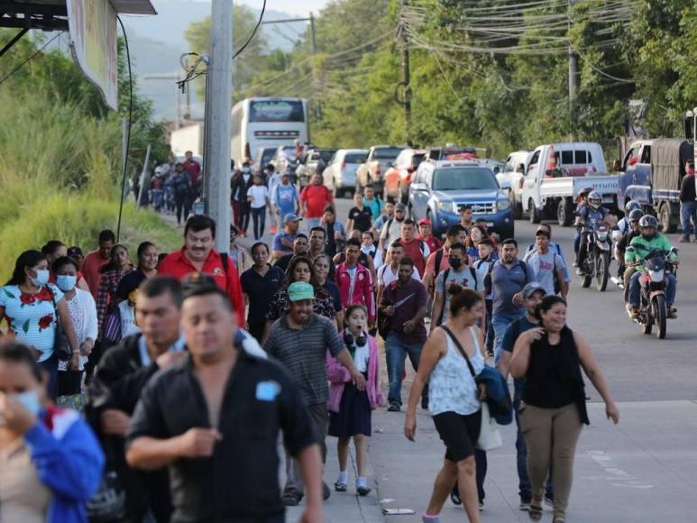 Cientos de capitalinos caminaron dos horas por toma en salida al sur de la capital