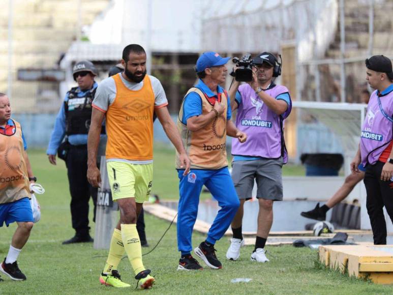 Bronca y polémico gesto: la expulsión de Pedro Troglio durante derrota del Olimpia