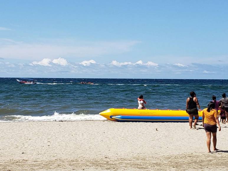 Sol y arena: así despiden hondureños el Feriado Morazánico en playas de Tela