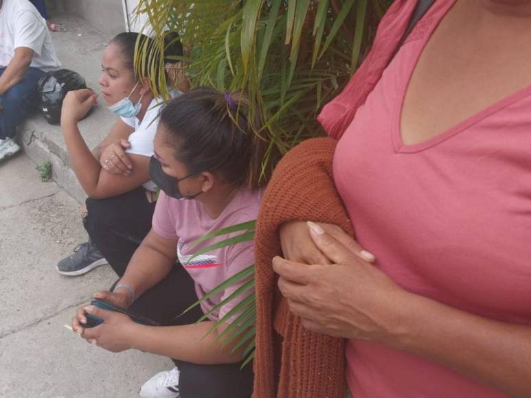 Angustia, desesperación y oraciones: el drama de los familiares que exigen información sobre sus parientes tras matanza en PNFAS