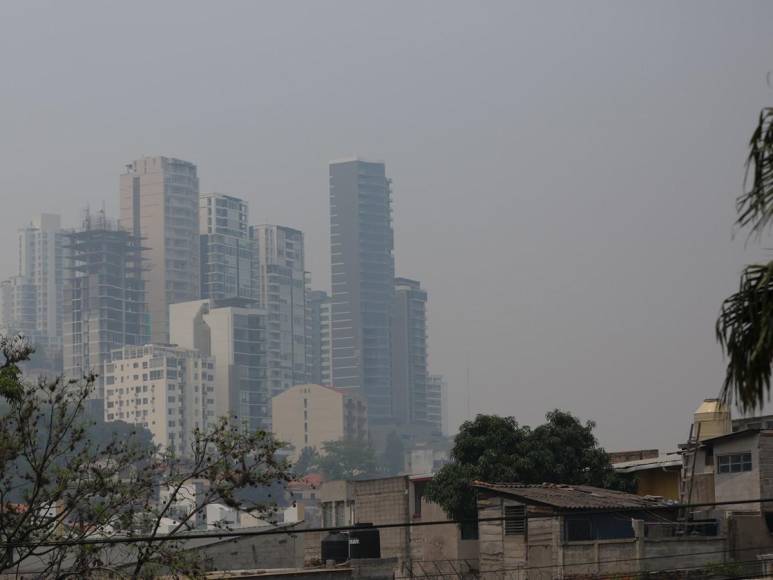 Gris y con el aire contaminado: Así está la capital de Honduras por capa de humo