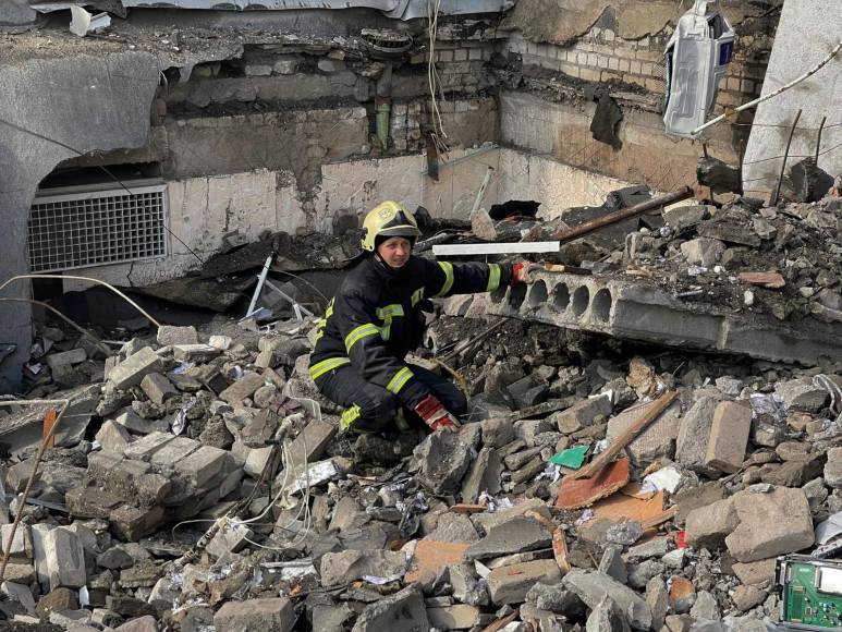 Escombros, evacuaciones forzadas y muertes: continúan los bombardeos en Ucrania