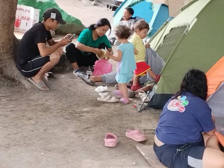 Decenas de niños forman parte de la amarga historia de familias migrantes varadas en Danlí