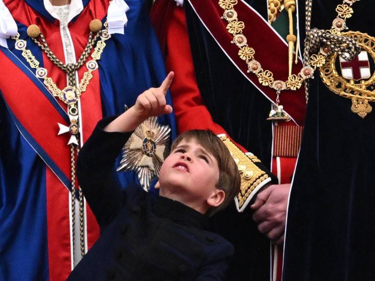 Bostezos, risas y gestos: príncipe Louis se convierte en el protagonista de la coronación de Carlos III