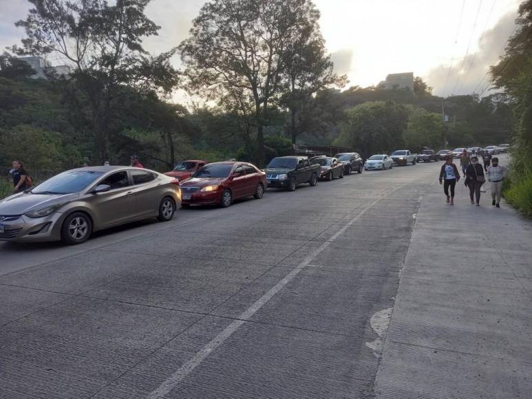 Cientos de capitalinos caminaron dos horas por toma en salida al sur de la capital