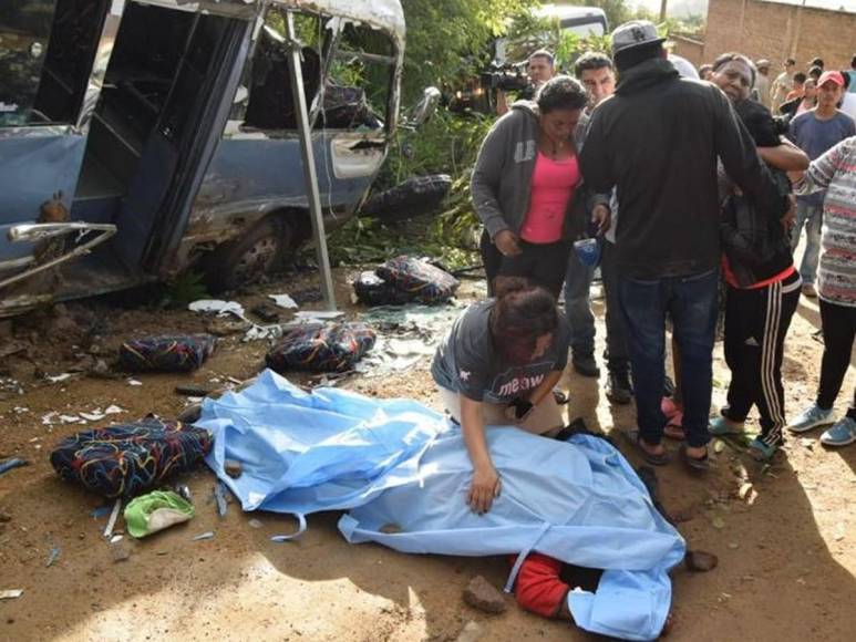 Drama y llanto: familiares llegan al accidente de bus en Altos de la Centroamérica