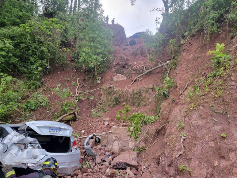 Las imágenes del fatal accidente vial donde murió una empleada de Hondutel en Valle de Ángeles