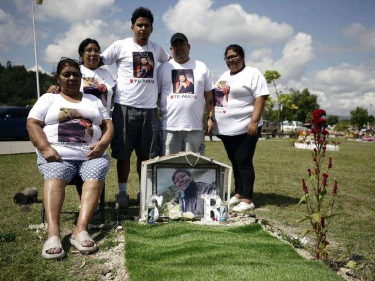 Con flores, coronas y hasta camisetas capitalinos acudieron a cementerios por el Día de Difuntos