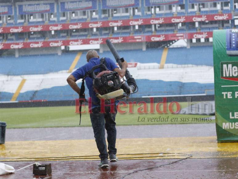 Fuerte lluvia y pocos aficionados: así luce el estadio Olímpico previo al Honduras vs Curazao