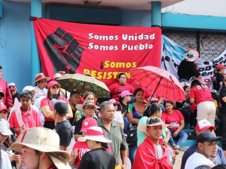 “Xiomara no está sola”, simpatizantes de Libre exclaman frente a Casa Presidencial