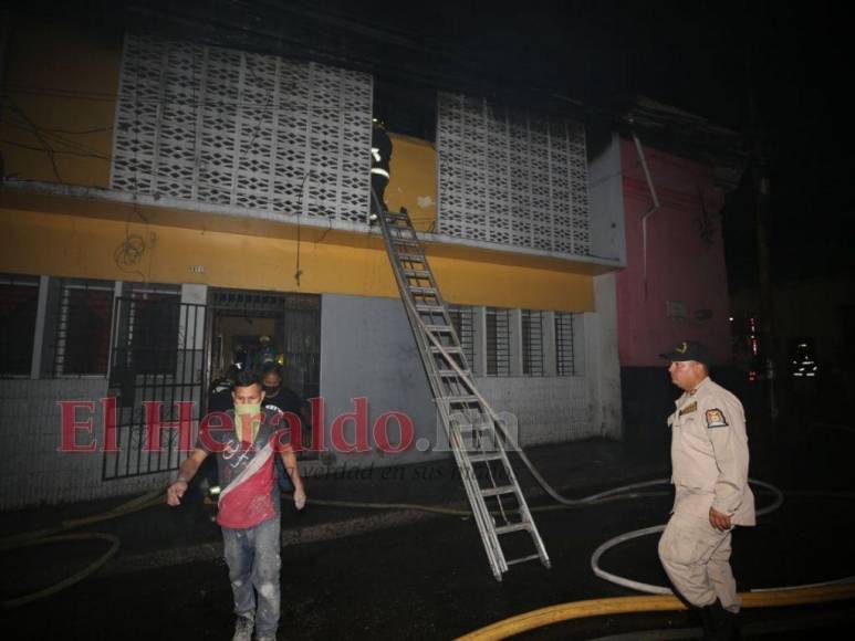 Llanto, dolor y consternación: incendio deja en la calle a varias familias en la capital