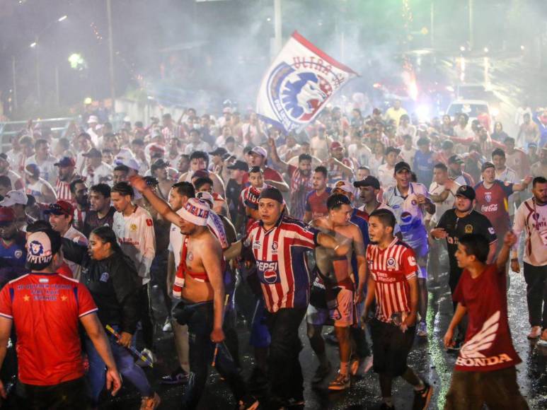 Espectacular llegada de la Ultra Fiel para el clásico Olimpia vs Motagua