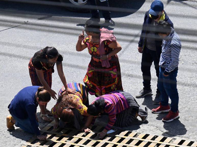 Familiares buscan en alcantarillas a mujeres desaparecidas: el drama tras socavones en Guatemala