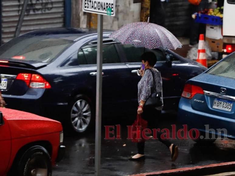 Onda tropical que se desplaza sobre Honduras deja intenso aguacero sobre la capital (Fotos)