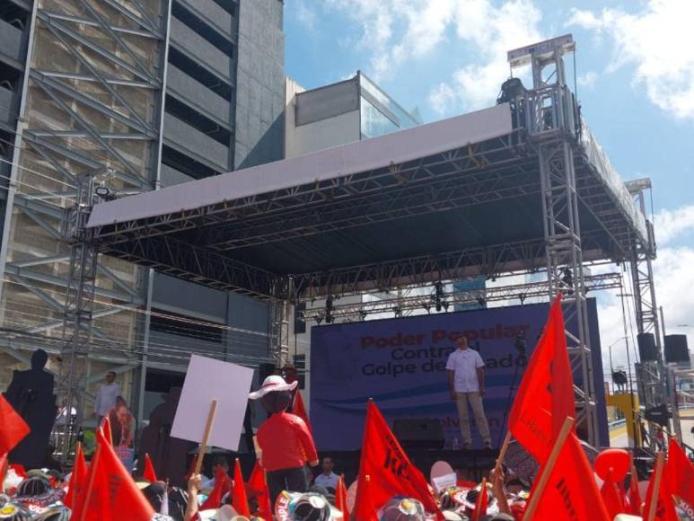 Multitudinaria marcha de simpatizantes de Libre se moviliza hacia Casa Presidencial