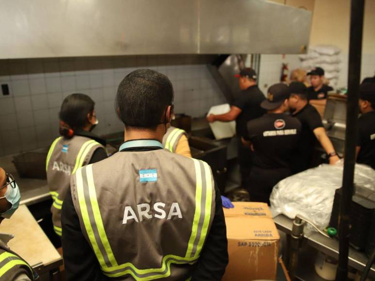 Lleno de cucarachas y suciedad estaba restaurante de alitas de la capital