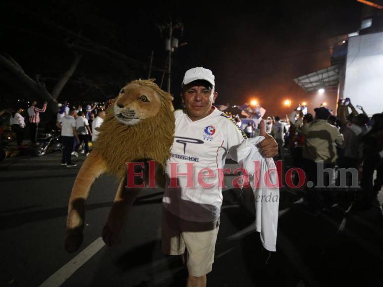 ¡Fiesta de tres colores! Así fue el carnaval de la Ultra Fiel previo al Olimpia vs Municipal