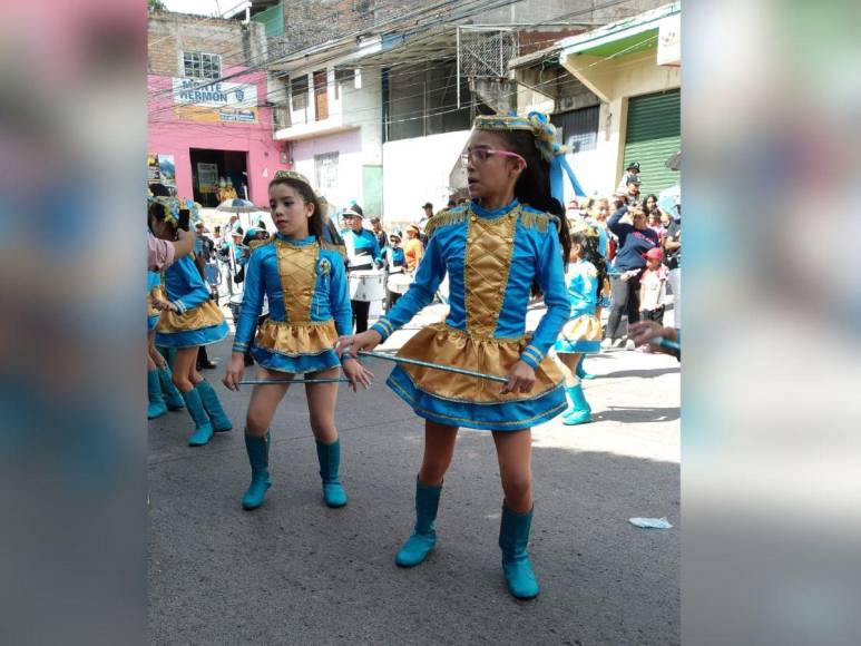 Pequeñas palillonas rinden tributo a la patria en desfiles en la capital